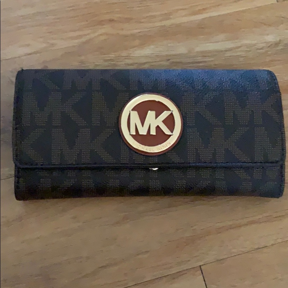 Michael Kors wallet.  Great condition!!!